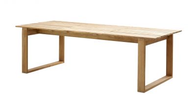 Rechteckiger Cane-Line Esstisch aus Teakholz mit Lattenrost-Tischplatte und minimalistischem Design. Gartenmöbel für Terrasse und Balkon.